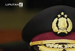 Banner Topi Polisi (Liputan6.com/Triyasni)