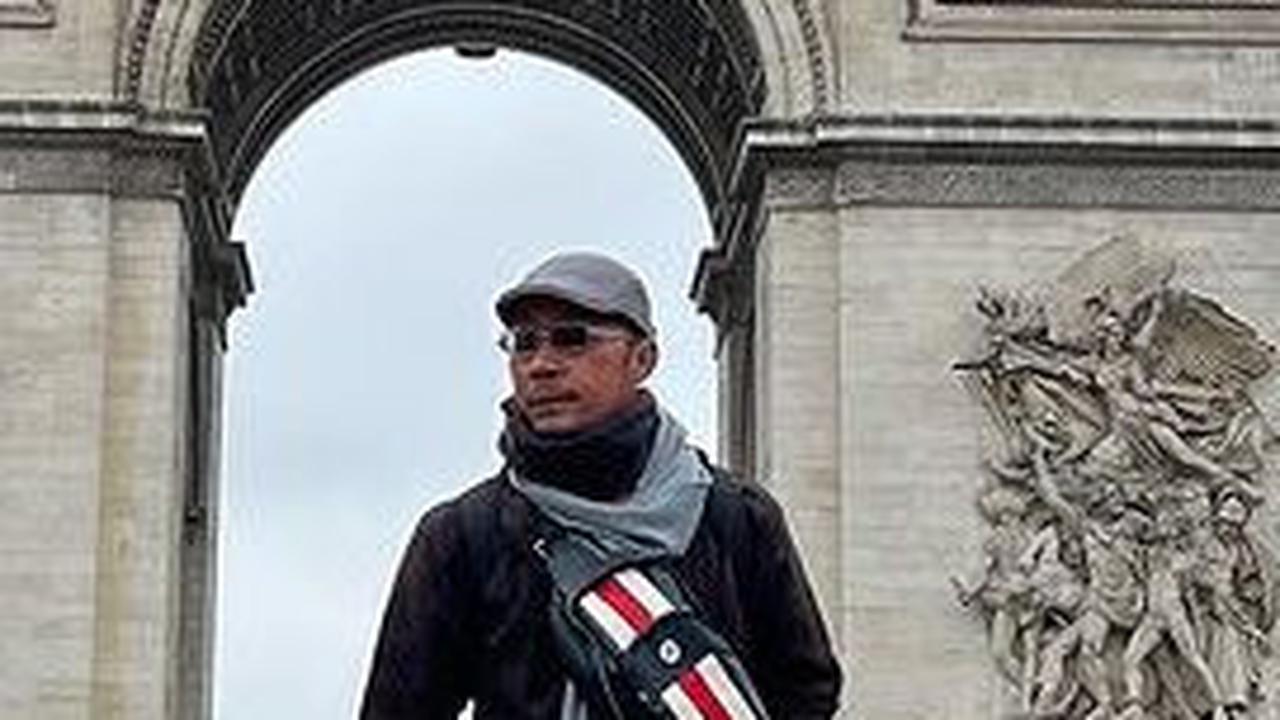 Potret Irfan saat berpose di depan bangunan Arc de Triomphe Paris.