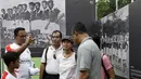 Gubernur DKI Jakarta, Anies Baswedan, melihat pameran sejarah MH Thamrin di lapangan VIJ, Petojo, Jakarta, Sabtu (16/2). Acara ini rangkaian dari Festival 125 Tahun MH Thamrin. (Bola.com/Yoppy Renato)