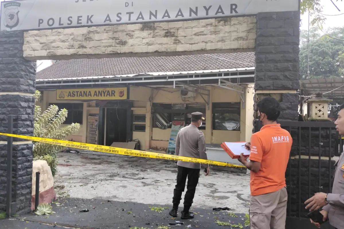 Polsek Astanaanyar Bandung dipasang garis polisi usai ledakan diduga bom bunuh diri