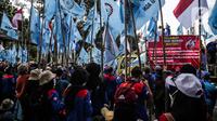 Massa buruh yang tergabung dalam Konfederasi Serikat Pekerja Seluruh Indonesia (KSPSI) dan Serikat Pekerja Nasional (SPN) demo di kawasan Patung Kuda, Jakarta, Kamis (12/5/2022). Aksi tersebut untuk memperingati May Day serta menolak Omnibuslaw UU Cipta Kerja Nomor 11 Tahun 2020 dan meminta klaster ketenagakerjaan kembali ke substansi UU Nomor 13 Tahun 2003. (Liputan6.com/Faizal Fanani)