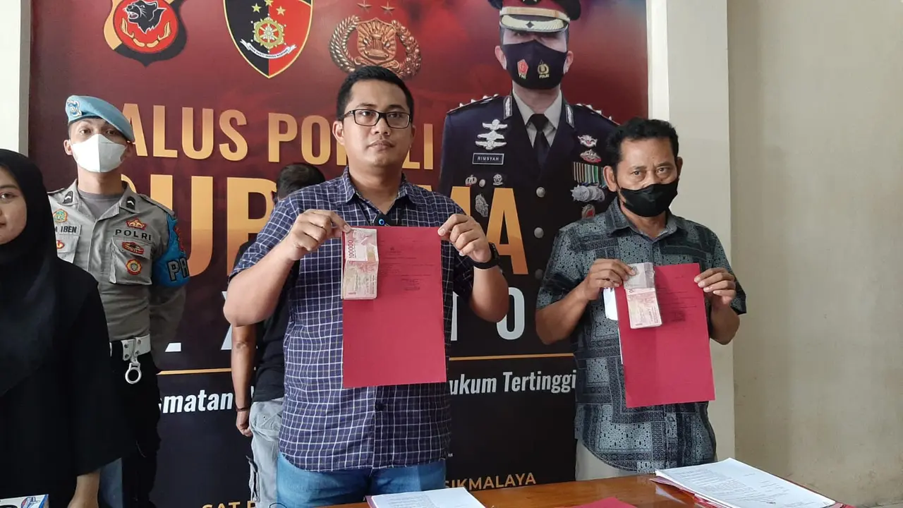 Kasat Reskrim Polres Tasikmalaya AKP Dian Pornomo menunjukan barang bukti perkara rasuah Dana Desa yang dilakukan AR, bekas Kepala Desa Cibalanarik, Tasikmalaya.