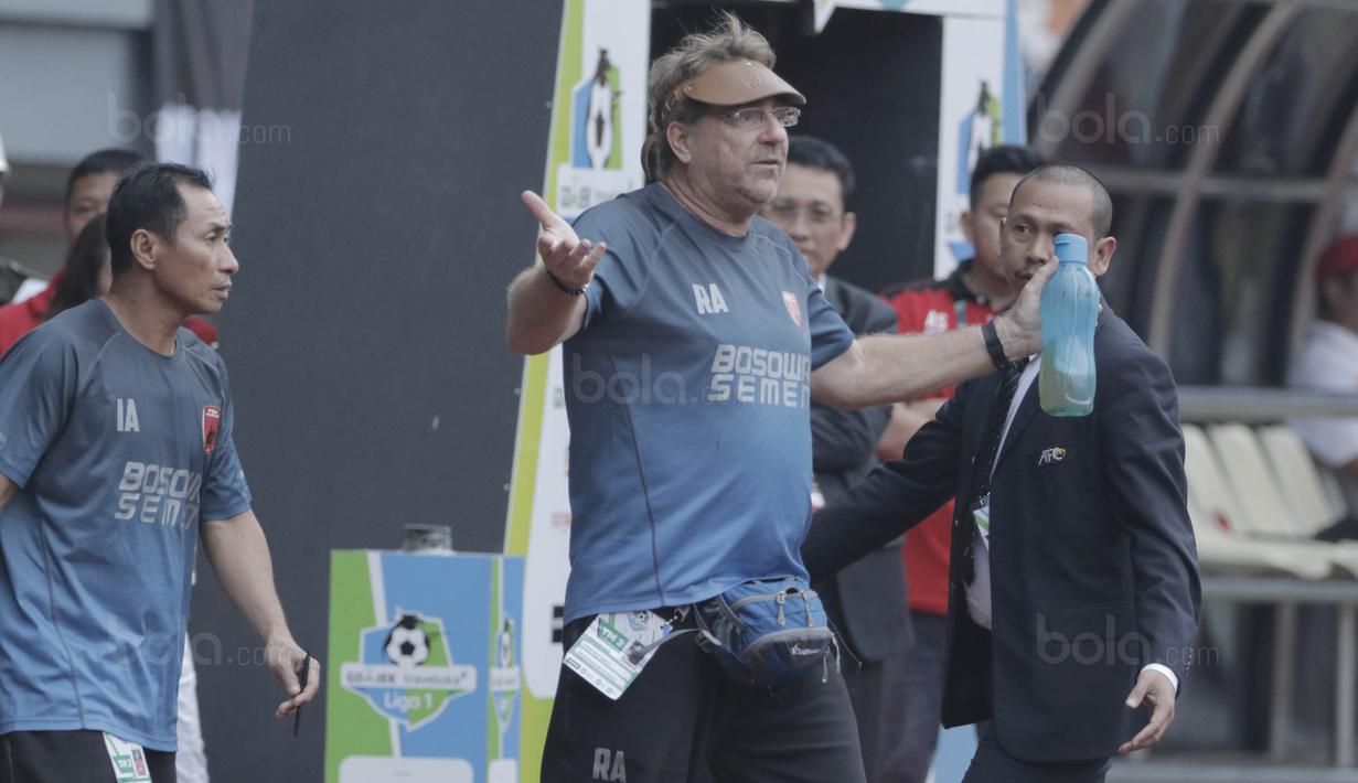 Pelatih PSM, Robert Rene Alberts, melakukan protes kepada wasit saat pertandingan melawan Persija pada laga Liga 1 di Stadion Patriot, Bekasi, Selasa  (15/8/2017). Persija bermain imbang 2-2 dengan PSM. (Bola.com/M Iqbal Ichsan)