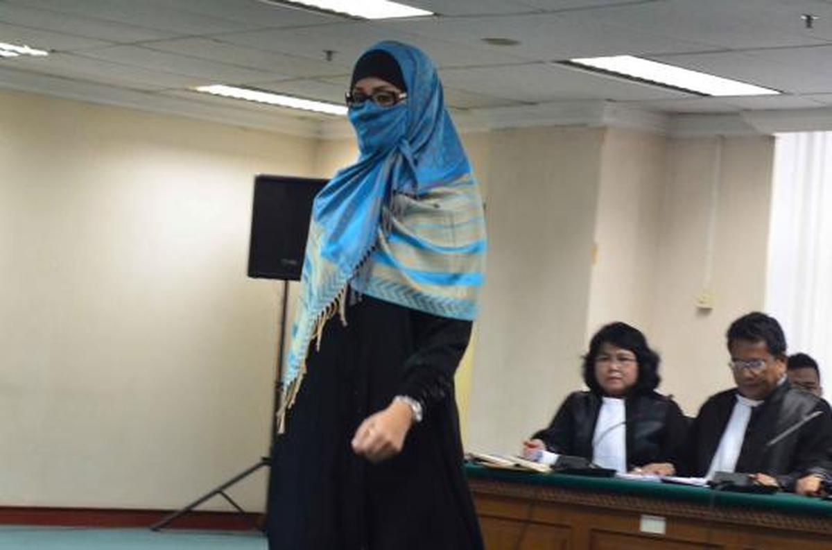 Sidang perdana, Neneng bertemu Angie 