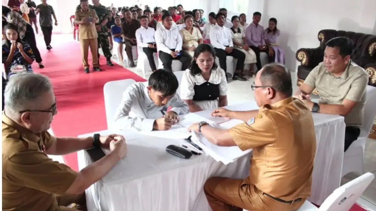 Prosesi pernikahan pasangan asal Pulau Ruang, Kabupaten Kepulauan Sitaro, Sulut, pada Selasa (21/5/2024), di Gereja Mapalus Balai Penjamin Mutu Pendidikan (BPMP) Sulut.