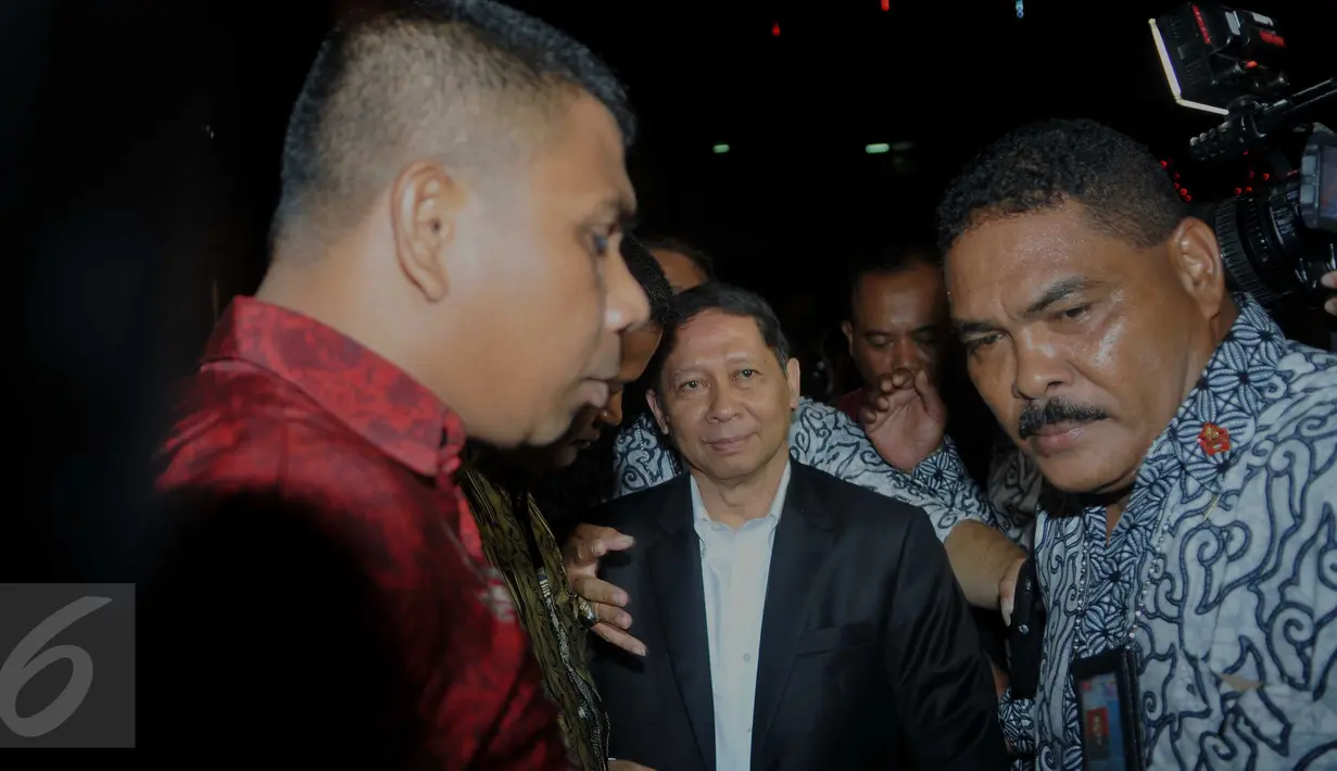 Direktur Utama PT Pelindo II, Richard Joost Lino menjawab pertanyaan wartawan usai menjalani pemeriksaan di Bareskrim Mabes Polri, Jakarta, (9/11/2015). RJ Lino diperiksa sebagai saksi dugaan korupsi pengadaan 10 mobil crane. (Liputan6.com/Gempur M Surya)