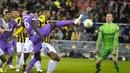 Bek Tottenham Hotspur, Davinson Sanchez gagal mencetak gol di samping kiper Vitesse Arnhem, Markus Schubert pada matchday ketiga Grup G Europa Conference League 2021/2022 di Stadion Gelredome, Kamis (21/10/2021) malam WIB. Tottenham menelan kekalahan 0-1 di markas Vitesse. (AP Photo/Peter Dejong)