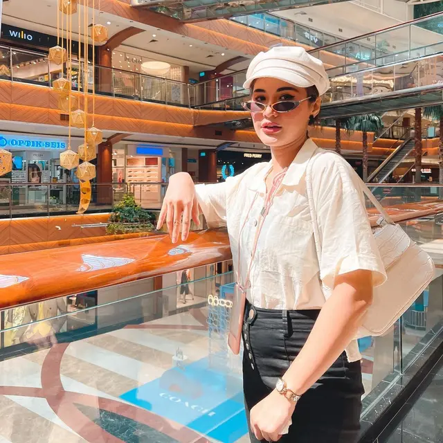7 Gaya Camelia Putri Tampil Keren dengan Kacamata Ini Stylish Banget
