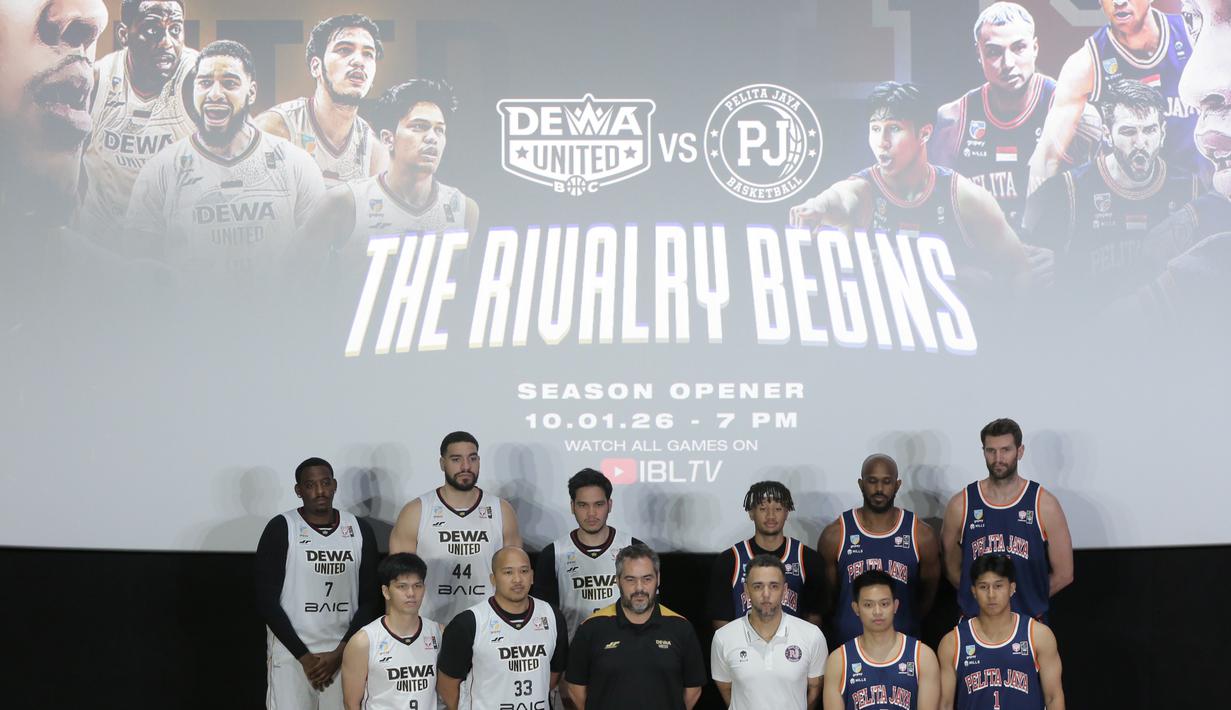 Acara ini sekaligus menandai dimulainya liga basket profesional tertinggi di Indonesia. Tampak dalam foto, perwakilan pemain Dewa United Banten dan Pelita Jaya Basketball berfoto bersama usai konferensi pers terkait dimulainya secara resmi musim kompetisi Indonesian Basketball League (IBL) GoPay 2026 di kawasan Senayan, Jakarta, Selasa (6/1/2026). (Bola.com/M Iqbal Ichsan)