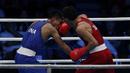 Petinju Indonesia, Farrand Papendang, beradu pukul dengan petinju Thailand, Khunatip Pidnuch, pada semifinal kelas 60 kg SEA Games 2019 di PICC Forum, Manila, Minggu (8/12). Farrand kalah dengan poin 139-146. (Bola.com/M Iqbal Ichsan)
