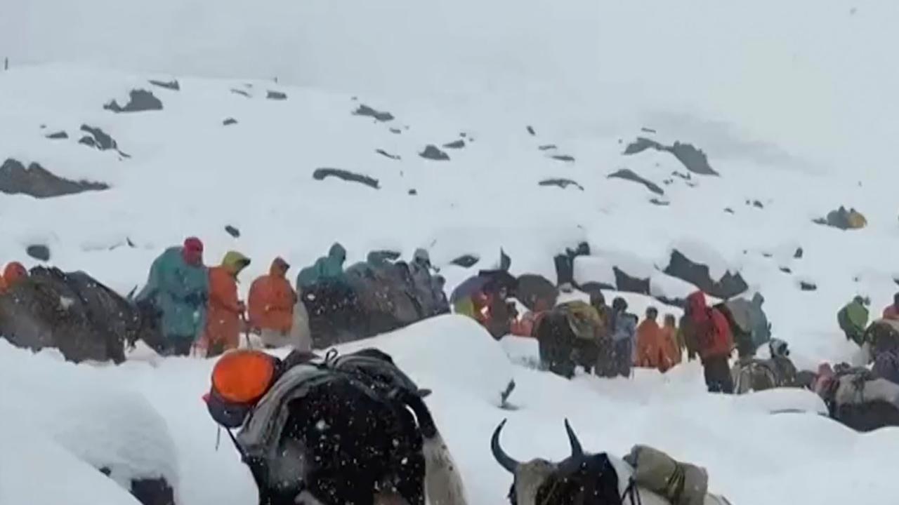 FOTO: Terjebak Badai Salju di Tibet, Pendaki Tewas dan Ratusan Diselamatkan dari Lembah Karma