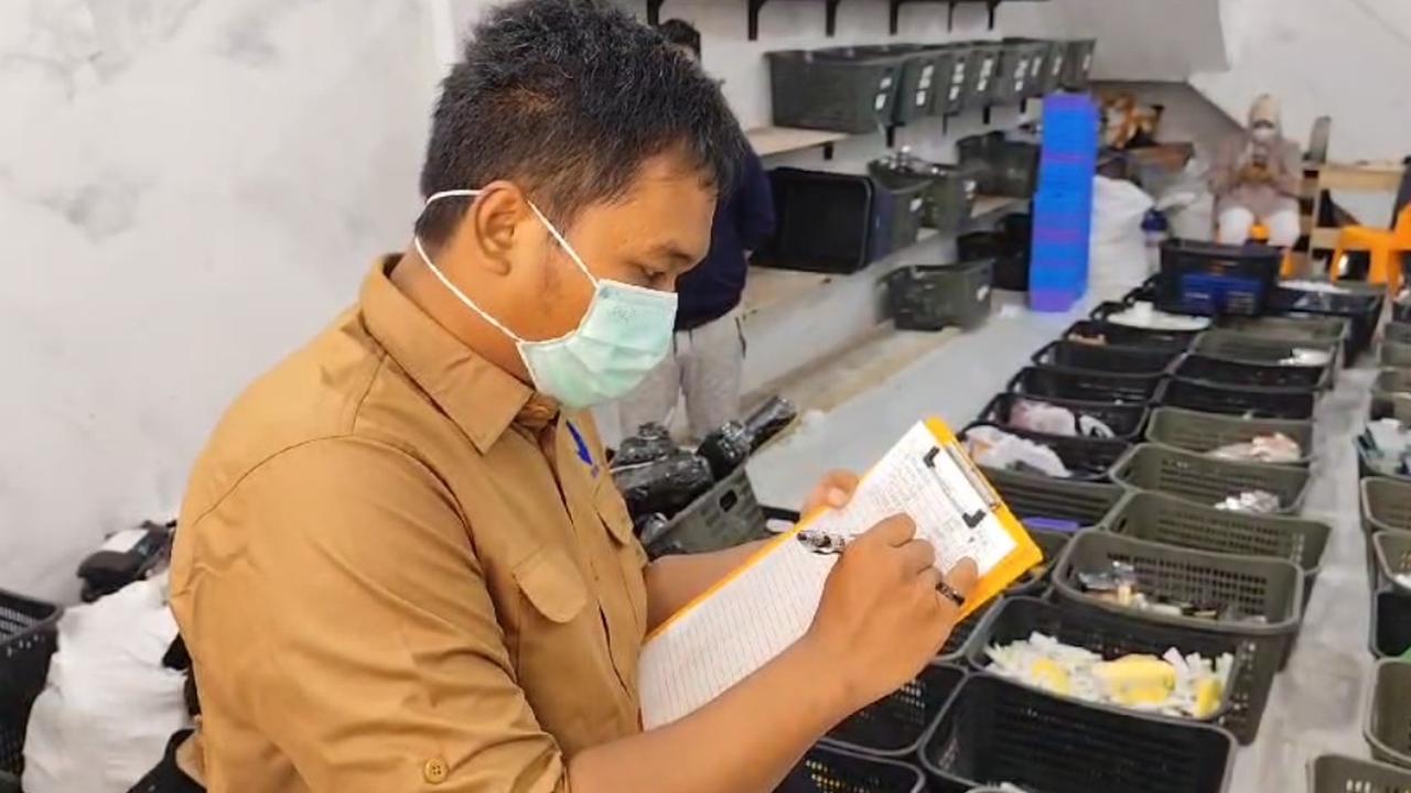 Petugas BBPOM Pekanbaru mendata kosmetik dan obat-obatan diduga ilegal dari sebuah gudang di Kecamatan Binawidya.