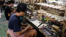 Pekerja menyelesaikan proses produksi sepatu di Sentra Alas Kaki OB Shoes, Depok, Selasa (1/3/2022). Berdasarkan data Asosiasi Persepatuan Indonesia (Aprisindo), industri alas kaki mencatatkan nilai ekspor sebesar Rp 87,4 triliun sepanjang 2021 atau naik mencapai 28 persen (Liputan6.com/Johan Tallo)