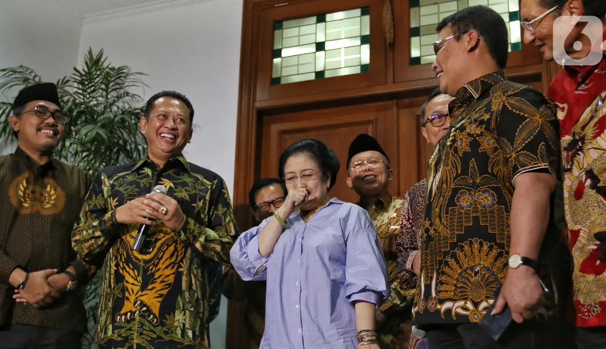 Ketua MPR Bambang Soesatyo (kiri) bersama Pimpinan MPR menemui Presiden ke-5 RI Megawati Soekarnoputri di kawasan Menteng, Jakarta, Kamis (10/10/2019). MPR mengundang Megawati untuk hadir dalam pelantikan Presiden Joko Widodo dan Wapres Mar'uf Amin 20 Oktober mendatang. (Liputan6.com/Johan Tallo)