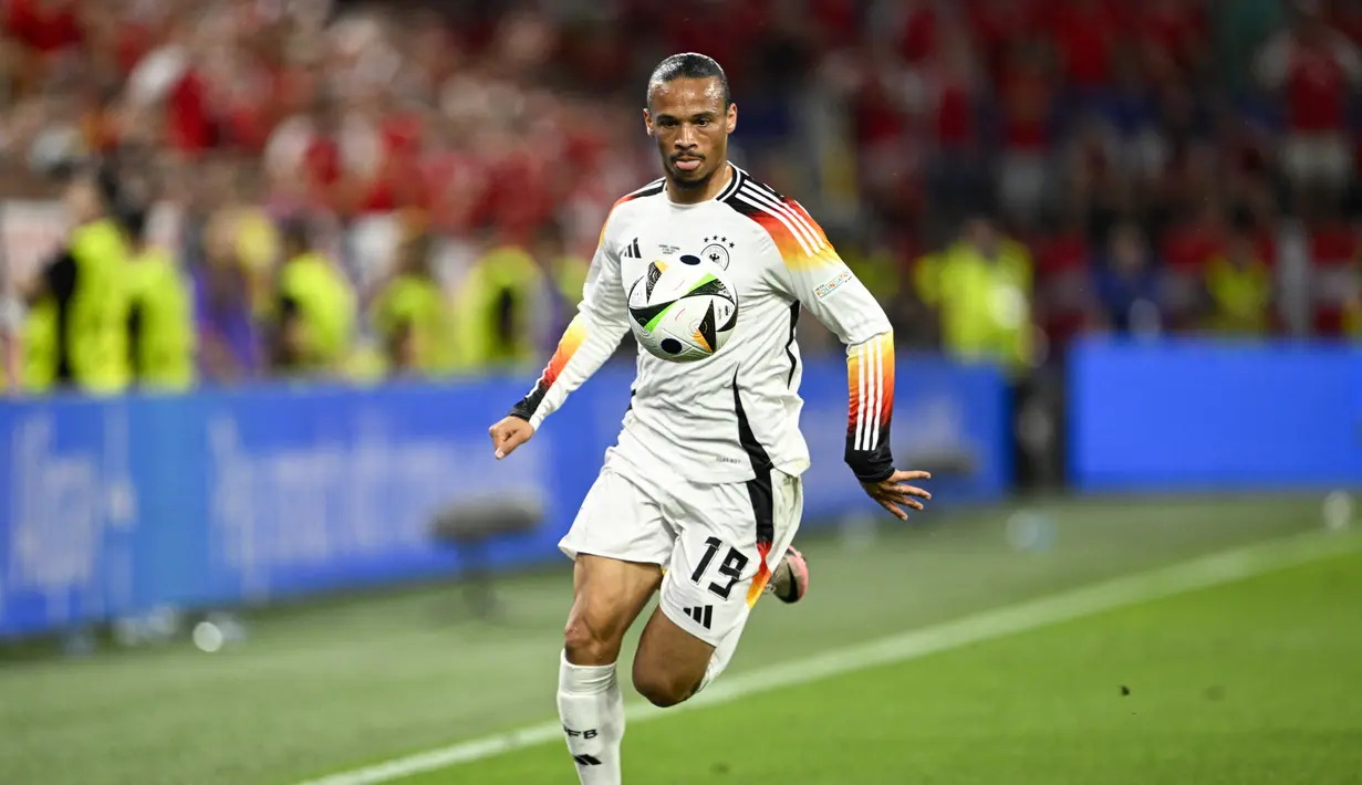 <p>Leroy Sane memiliki karier yang cukup sukses. Ia juga punya pengalaman di Premier League setelah menghabiskan sekitar empat tahun bersama Manchester City. Sane tahu apa yang dibutuhkan untuk memenangkan Premier League. Pemain sayap asal Jerman itu sudah mengangkat trofi tersebut sebanyak dua kali saat bermain bersama Manchester City. (INA FASSBENDER / AFP)</p>