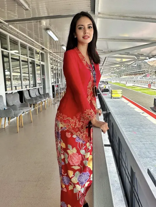 Tampil bold Aurelie memilih kebaya merah untuk optimalkan tampilan. Kain batik dengan nuansa ceria dari rona warna bunga hadirkan kesan yang makin spesial.  [Foto: Instagram/ Aurelie Moeramans]