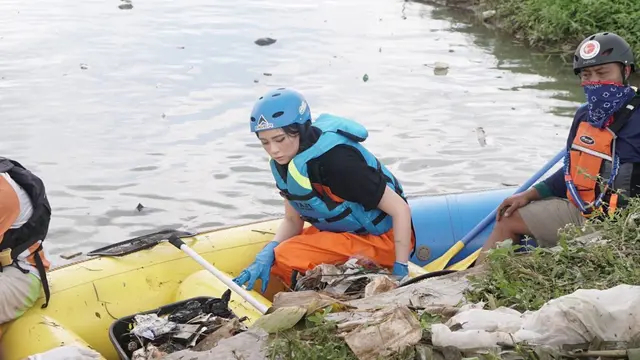 Potret Tamara Dai Ikut Bersihkan Sampah di Bendungan Bugel, Bandung bersama Pandawara Group (Sumber: Twitter @TamaraDai_)