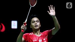 Pebulu tangkis tunggal putra Indonesia, Anthony Sinisuka Ginting usai bertanding melawan Viktor Axelsen (Denmark) pada Semifinal Indonesia Masters 2022 di Istora Senayan, Jakarta, Sabtu (11/6/2022). Anthony Sinisuka Ginting kalah 15-21, dan 15-21. (Liputan6.com/Helmi Fithriansyah)
