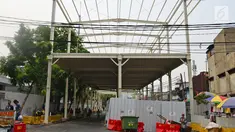 Suasana pembangunan Jembatan Penyeberangan Multiguna atau "Skybridge" di Tanah Abang, Jakarta, Selasa (28/8). Pembangunan jembatan yang menghubungkan Stasiun Tanah Abang-Pasar Blok G Tanah Abang itu ditargetkan Oktober 2018. (Liputan6.com/Herman Zakharia)