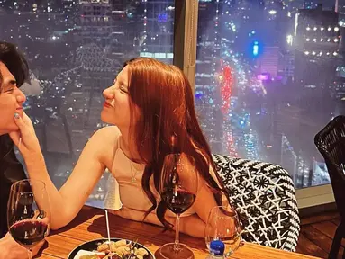 Makan malam romantis, kebersamaan Cassandra Lee dan Ryuken Lie banyak menjadi sorotan para penggemar. Dalam momen tersebut, keduanya menikmati makan malam sambil menikmati indahnya pemandangan lampur kota. (Liputan6.com/IG/@cassandraslee)