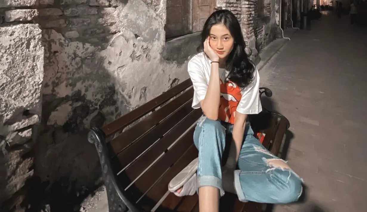 Perempuan kelahiran 2 Februari 2003 ini juga tetap tampil menarik saat menggunakan baju kaus. Menggunakan baju kaus putih dan celana jeans berwarna biru, ia tampak percaya diri. Perempuan yang juga cukup aktif mengunggah video di akun YouTube ini tampil simpel. (Liputan6.com/IG/@keisyalevronka)