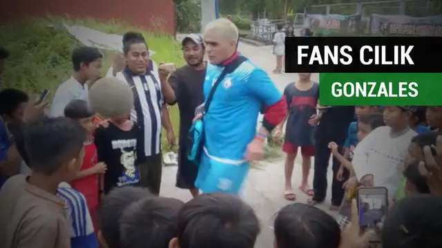 Berita video momen striker Arema FC, Cristian Gonzales, melayani dan menghibur fans cilik di Bekasi pada Rabu (2/8/2017).