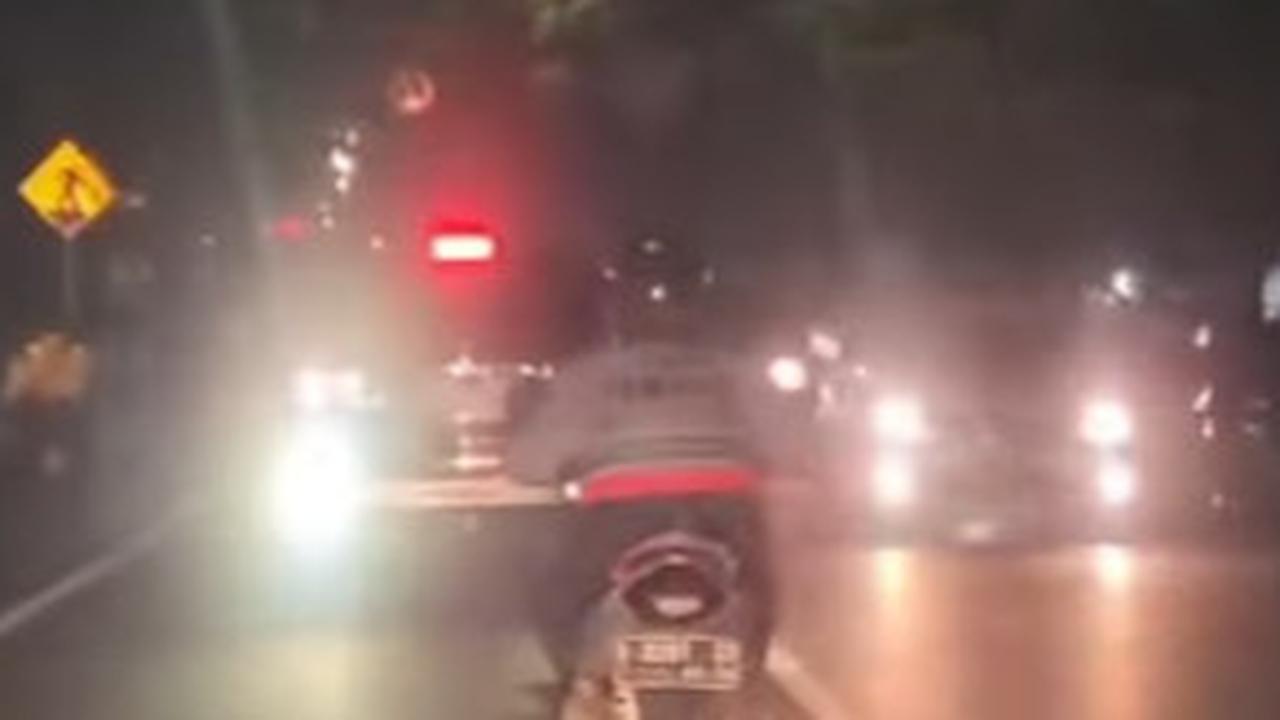Viral Fortuner Pakai Lampu Rem Putih Bikin Silau, Pelat Nomor Mati Pengemudi Ditegur Malah Bilang "Gua Hajar Lu"