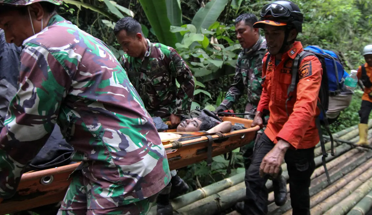 Diketahui, status Gunung Marapi saat ini adalah Level II atau Waspada. Secara aturan, pendaki atau warga tak boleh beraktivitas dalam radius 3 kilometer dari puncak. (AP Photo/Wica Harefa)
