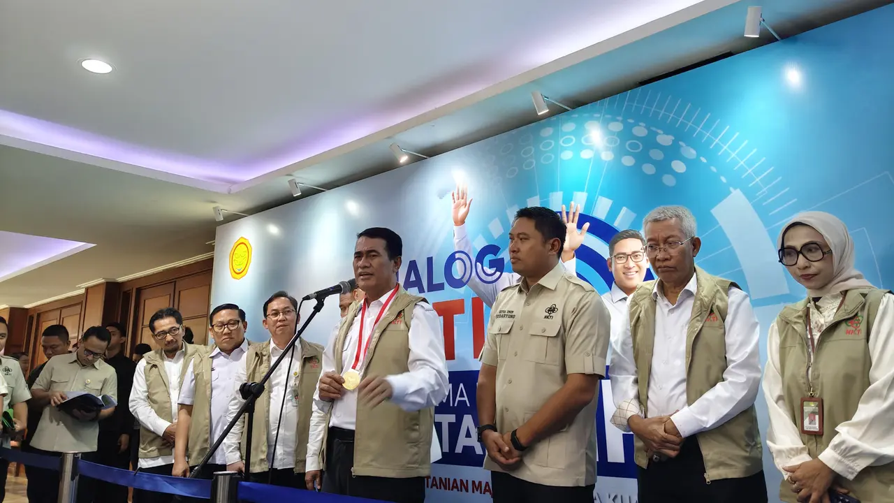 Menteri Pertanian sekaligus Kepala Badan Pangan Nasional (Bapanas) Andi Amran Sulaiman meraih penghargaan rekor MURI karena melibatkan 416 ribu petani milenial dalam berbagai program pertanian nasional