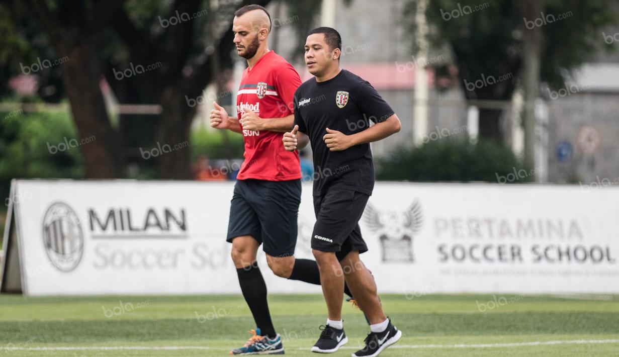 Meski kini Kiko Insa sudah berkostum Bali United, namun pesepak bola Spanyol itu tetap mencintai Arema. (Bola.com/Vitalis Yogi Trisna)