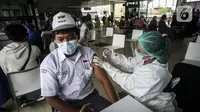 Seorang pelajar menjalani vaksinasi COVID-19 gratis di Stasiun MRT, Jakarta, Jumat (23/7/2021). Penyuntikan vaksin COVID-19 dosis pertama tersebut berlangsung pada 22-24 Juli 2021. (Liputan6.com/Johan Tallo)