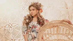 Kini istri dari aktor laga Iko Uwais tersebut terlihat lebih fit dan fresh.  Biasa tampil fierce, pada pemotretan kali ini penampilan Audy Item berhasil bikin pangling.
(Liputan6.com/IG/@audyitem)