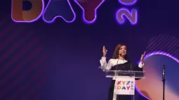 Presenter Najwa Shihab saat menjadi pembicara dalam acara XYZ DAY 2018 di The Hall Senayan City, Jakarta, Rabu (25/4). XYZ Day merupakan sebuah konferensi inspirasi multigenerasi. (Liputan6.com/Herman Zakharia)