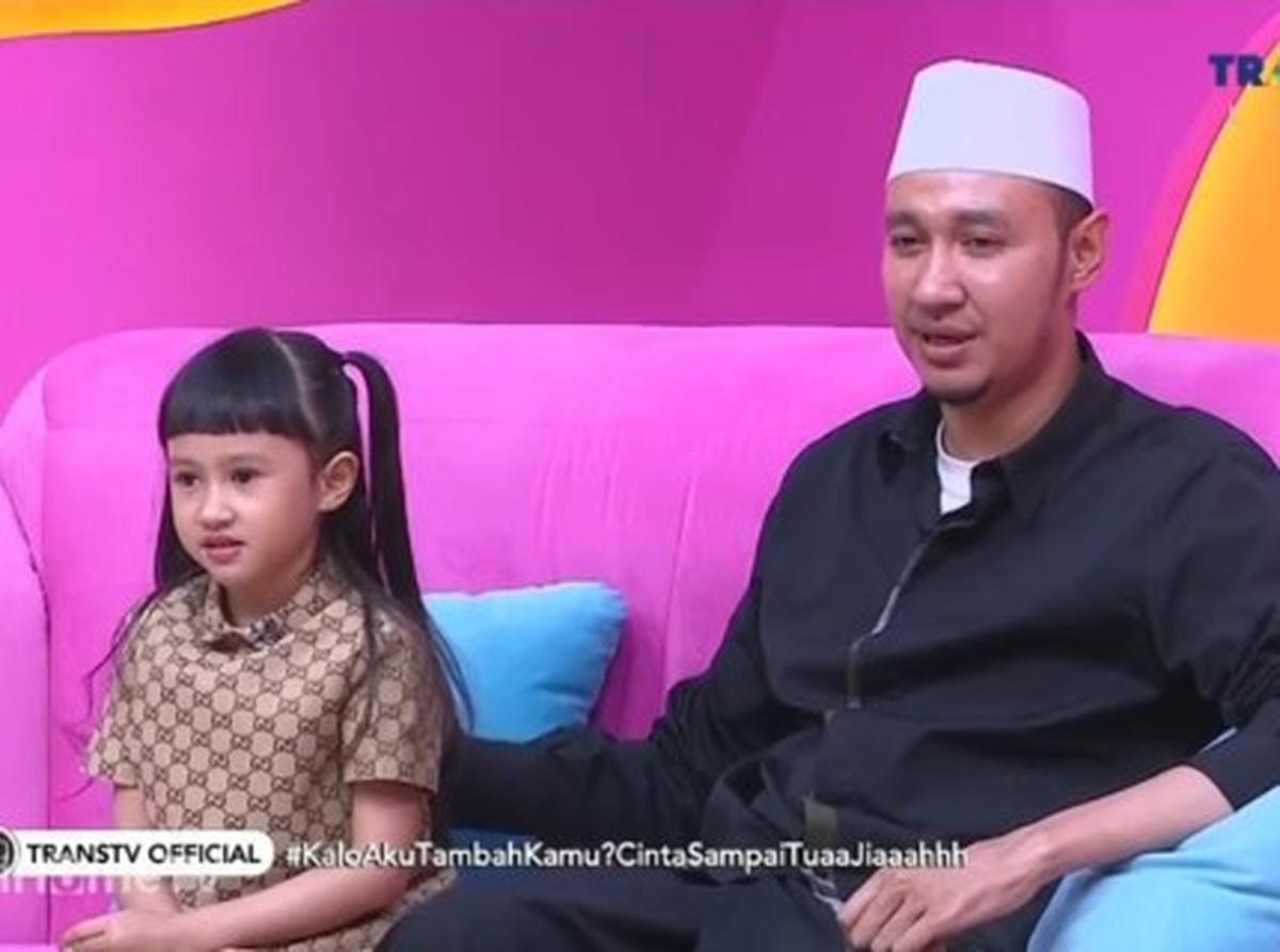 Ikut Tren Korea Kenakan Syal di Kepala, Ayu Ting Ting Kena Protes Anak Kartika Putri: Pakai Kerudungnya yang Bener Dong
