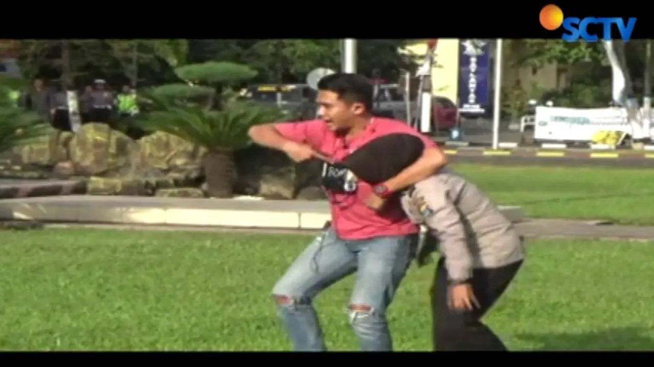 Jago Bela Diri, Polwan Lumpuhkan Teroris dengan Tangan Kosong