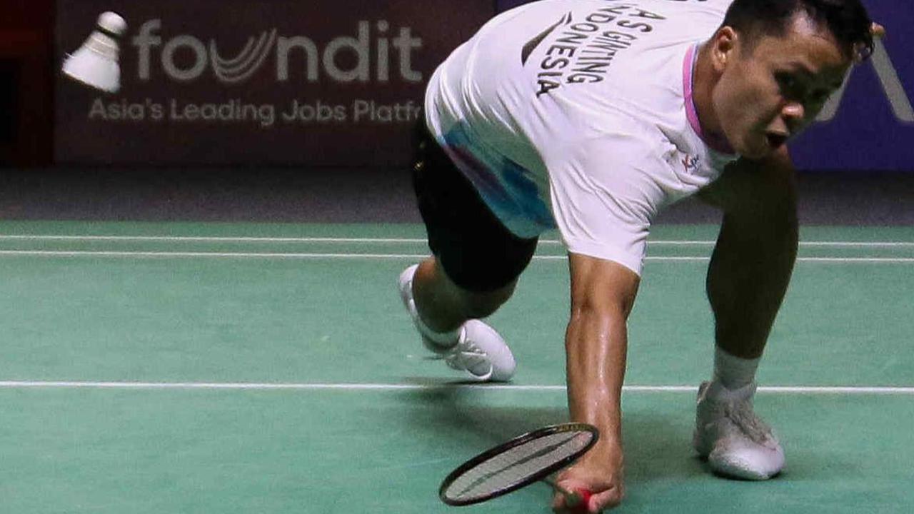Tunggal putra Indonesia, Anthony Sinisuka Ginting&nbsp;Jepang bertanding melawan wakil Jepang, Kenta Nishimoto dalam babak 32 besar Indonesia Open 2024 di Istora Senayan, Jakarta, Selasa (4/6/2024). Langkah Anthony Ginting di Indonesia Open 2024 harus ter