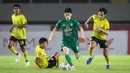 Taisei Marukawa. Gelandang asal Jepang berusia 25 tahun ini sementara menjadi pencetak assist terbanyak di BRI Liga 1 2021/2022. Bersama Persebaya Surabaya yang dibelanya sejak Mei 2021, ia total membuat 9 assist dan tajam pula dengan koleksi 14 gol di BRI Liga 1. (Bola.com/Bagaskara Lazuardi)