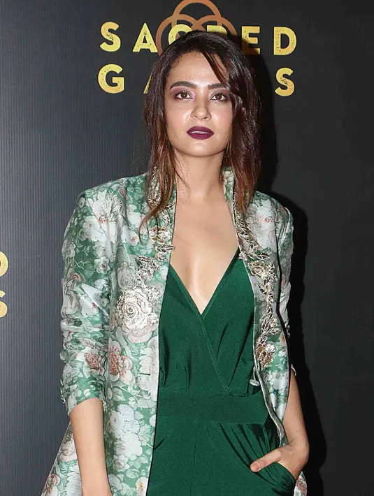 Aktris Bollywood, Surveen Chawla saat menghadiri pemutaran perdana film India Sacred Games di Mumbai, (28/6). Film Sacred Games, mengadaptasi dari novel Vikram Chandra tentang dunia kriminal. (AFP PHOTO / Str)