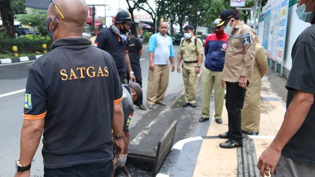 Pulih dari Covid-19 Walikota Sutiaji Sidak Titik Saluran Air Penyebab Banjir