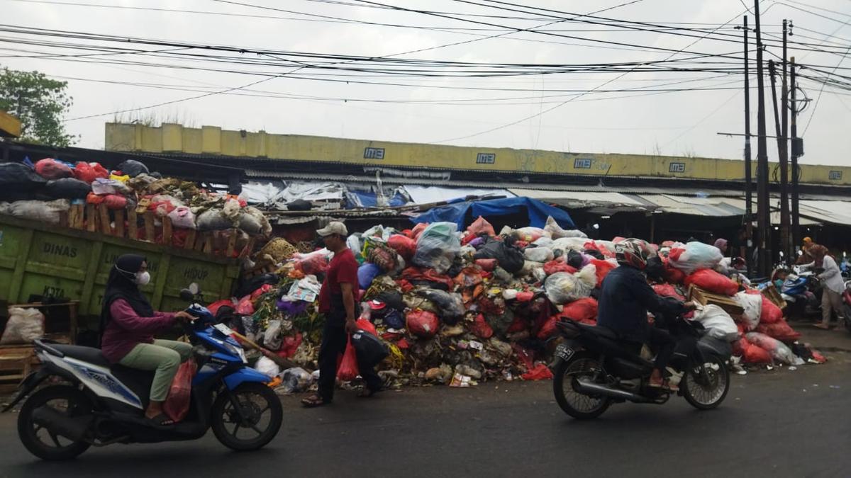 Sudah Sepekan Tidak Diangkut, Warga Keluhkan Tumpukan Sampah di Pasar Jombang Tangsel Berita Viral Hari Ini Selasa 30 April 2024