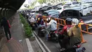 Warga bersama kendaraan antre memasuki kawasan Taman Impian Jaya Ancol, Jalarta, Kamis (29/10/2020). Selain tingginya minat warga berwisata di masa libur panjang, antrean ini juga disebabkan pengalihan buka tutup pintu masuk kawasan Taman Impian Jaya Ancol.  (Liputan6.com/Helmi Fithriansyah)