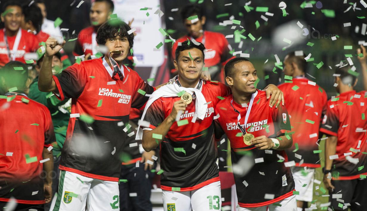 Bek Persebaya, Rachmat Irianto, bersama rekan-rekan merayakan gelar juara usai mengalahkan PSMS pada laga final Liga 2 di Stadion GBLA, Bandung, Selasa (28/11/2017). PSMS kalah 2-3 dari Persebaya. (Bola.com/Vitalis Yogi Trisna)