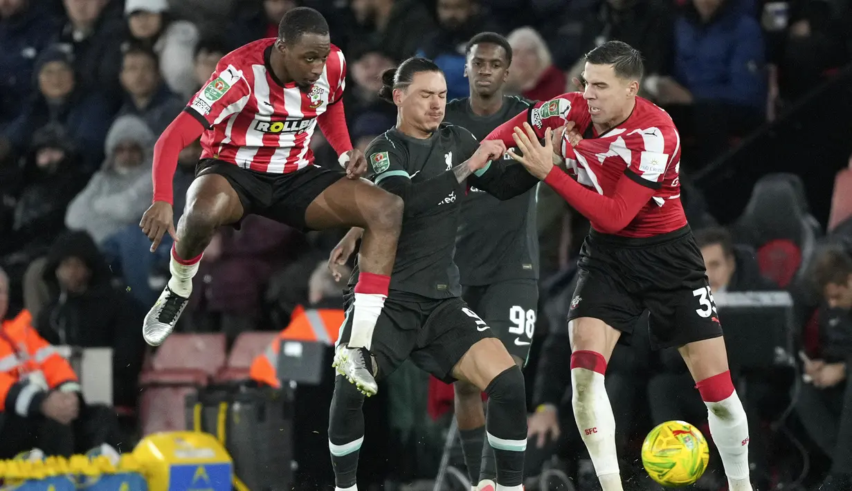 Pemain Liverpool, Darwin Nunez berusaha melewati penjagaan dua peman Southampton pada laga perempat final Carabao Cup 2024/2025 yang berlangsung di St Mary's Stadium, Southampton, Inggris, Kamis (19/12/2024) WIB. (AP Photo/Sean Ryan)