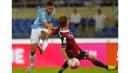 Penyerang Lazio, Ricardo Kishna menendang bola ke arah gawang Bologna pada laga Serie A di Stadion Olimpico, Italia, Minggu (23/8/2015). Pada pertandingan itu Kishna berhasil mencetak satu gol. (AFP Photo/Vicenzo Pinto)