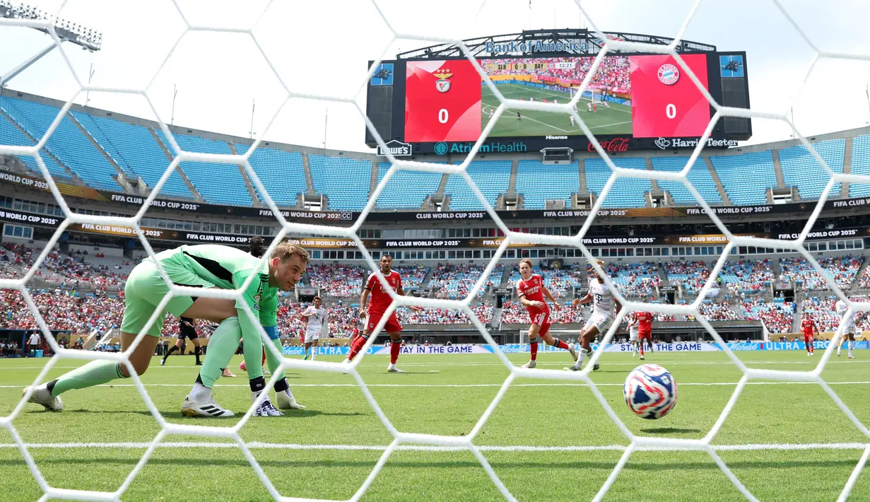 Pemain Benfica, Andreas Schjelderup mencetak gol ke gawang Bayern Munchen dalam laga lanjutan Grup C Piala Dunia Antarklub 2025 melawan Bayern Munchen di Bank of America Stadium, Charlotte, Amerika Serikat, Rabu (25/06/2025) WIB. (AFP/Kevin C. Cox)