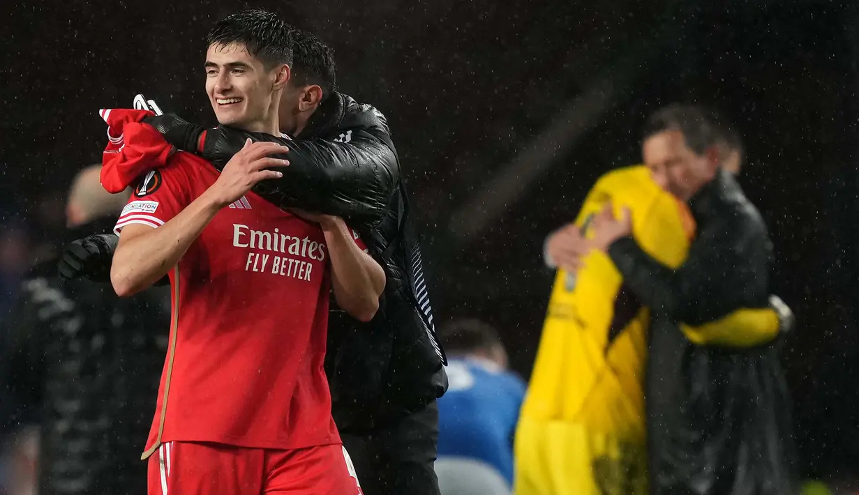 Pemain bertahan Benfica, Antonio Silva melakukan selebrasi setelah pertandingan leg kedua babak 16 besar Liga Eropa UEFA melawan Glasgow Rangers di Stadion Ibrox, Glasgow pada 14 Maret 2024. Benfica memenangkan pertandingan dengan skor 1-0. (Andy BUCHANAN/POOL/AFP)