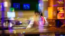 Anggota staf mempersiapkan meja kasino di resor MGM Cotai di Macau (13/2). MGM China membuka resor mega multi-miliar dolar baru di strip Cotai yang mewah di Macau pada tanggal 13 Februari. (AFP Photo/Anthony Wallace)