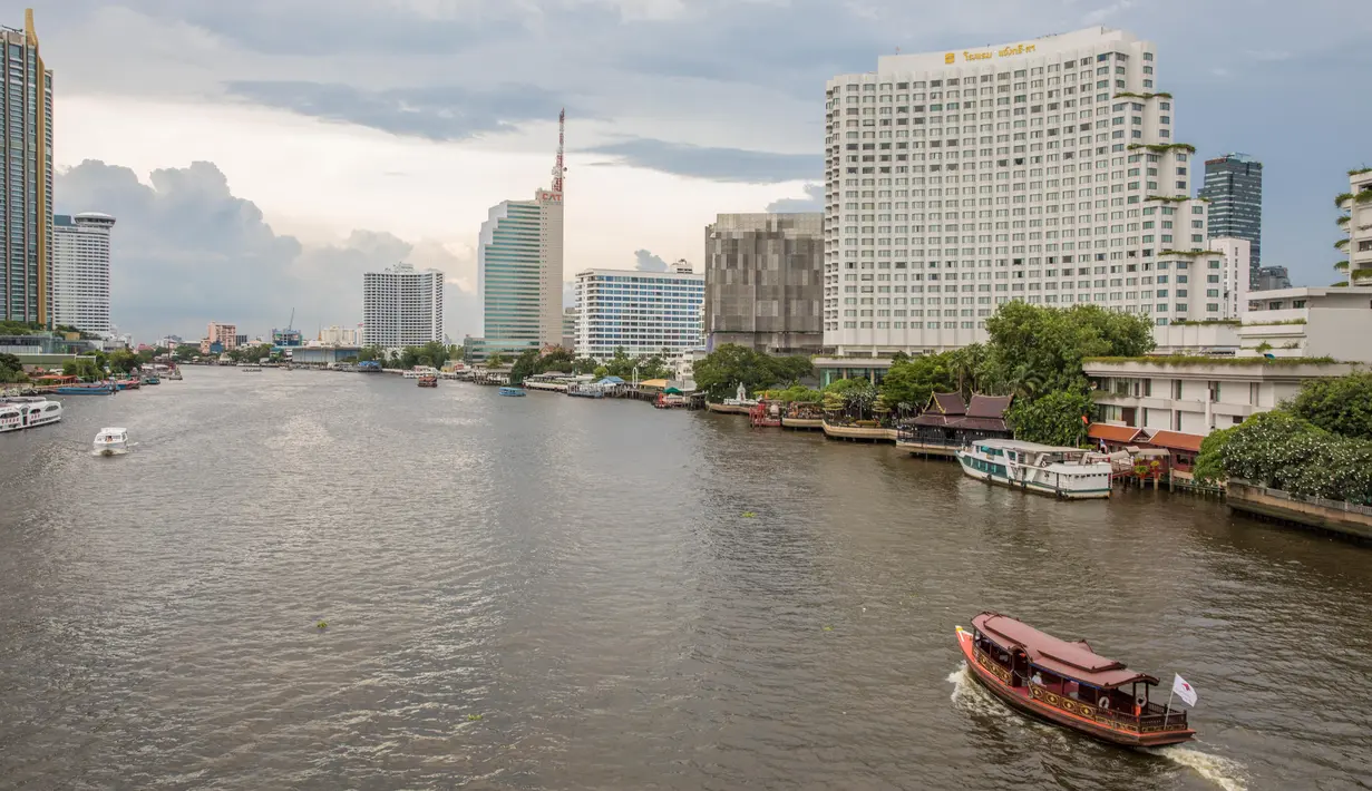 Sejumlah perahu berlayar di Sungai Menam di Bangkok, ibu kota Thailand, pada 7 September 2020. Bangkok memiliki banyak sungai dan kanal yang berliku-liku, sehingga membuat kota tersebut dijuluki "Venesia dari Timur". (Xinhua/Zhang Keren)