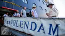 Sejumlah turis asing turun dari Kapal Pesiar Volendam asal Belanda di Pelabuhan Tanjung Priok, Jakarta, Kamis (7/1/2016). Para turis akan melanjutkan perjalanan menuju Semarang dan pemberhentian terakhir yaitu Bali. (Liputan6.com/Faizal Fanani)
