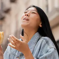 Suapan awal biasanya menjadi bagian paling nikmat karena indra pengecap masih segar dan perhatian belum terpecah. Konsep savor first bite mengajak kita berhenti sejenak sebelum makan, melihat makanan dengan lebih sadar, mencium aromanya, lalu benar-benar merasakan gigitan pertama tersebut tanpa terburu-buru. (foto/dok: freepik)